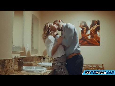 ❤️ Meta blonda busty seduces f'kamra tal-banju pubbliku ️❌ Super porn f'mt.nudexxx.ru ❌❤